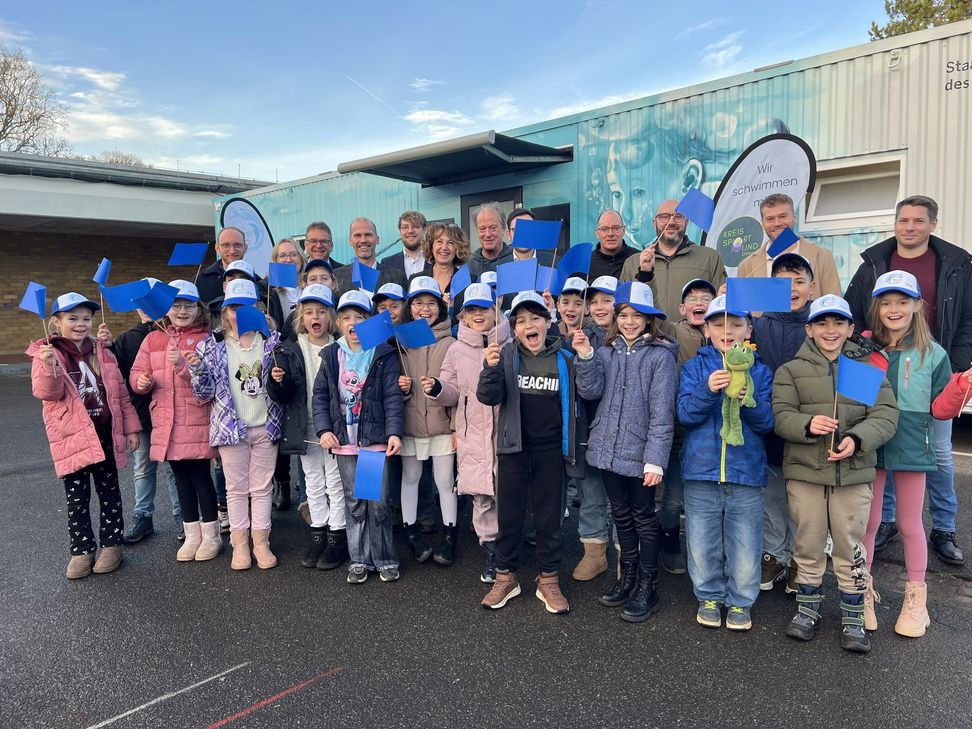 Da kam Freude auf. Der Schwimmcontainer ermöglicht es den Grundschülern der Gemeinde Kall, eifrig das Schwimmen zu üben.