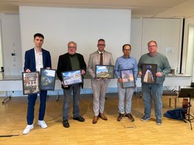 Die Gewinner des Fotowettbewerbs freuen sich gemeinsam mit Landrat Marko Boos (Mitte) über ihre Preise.