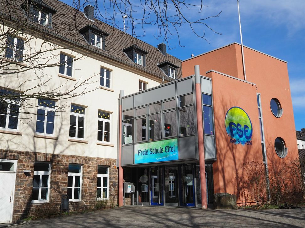 Seit 2020 werden Schüler an der Freien Schule Eifel unterrichtet. 2024 sollen die ersten Heranwachsenden auf die neue Gesamtschule der staatlich genehmigten Ersatzschule wechseln, die im ehemaligen Wasser-Info-Zentrum in Heimbach unterrichtet werden. 2026 soll es dann für alle ab Klasse fünf in den Neubau gehen.