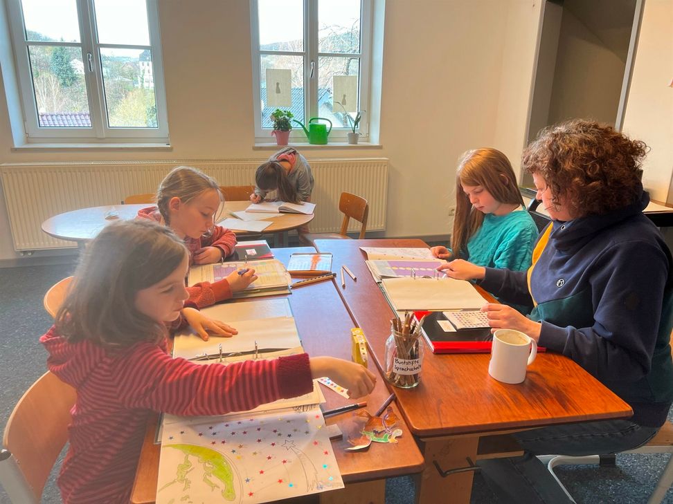 Seit 2020 werden Schüler an der Freien Schule Eifel unterrichtet. 2024 sollen die ersten Heranwachsenden auf die neue Gesamtschule der staatlich genehmigten Ersatzschule wechseln, die im ehemaligen Wasser-Info-Zentrum in Heimbach unterrichtet werden. 2026 soll es dann für alle ab Klasse fünf in den Neubau gehen.