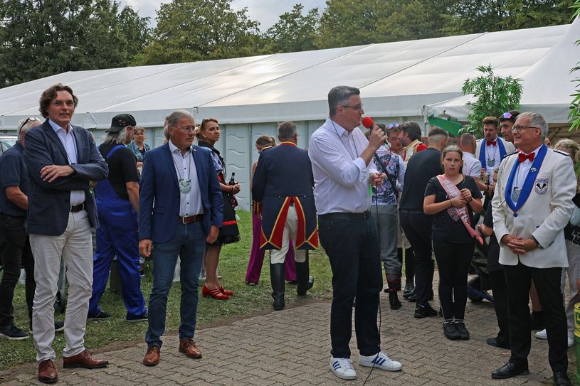 Städteregionsrat Dr. Tim Grüttemeier (vorne, 2. v. r.) hat das Sommerfest der StädteRegion Aachen gemeinsam mit dem Simmerather Bürgermeister Bernd Goffart (vorne, 2. v. l.) und Norbert Laufs (Vorstandsvorsitzender der Sparkasse Aachen, vorne, 1. v. l.) eröffnet. Er bedankte sich herzlich bei Thomas Matheis, dem Präsidenten der Karnevalsfreunde Lammersdorf 1935 e. V. (rechts), dafür, dass das Sommerfest der StädteRegion im Rahmen des Jubiläumswochenendes stattfinden konnte.