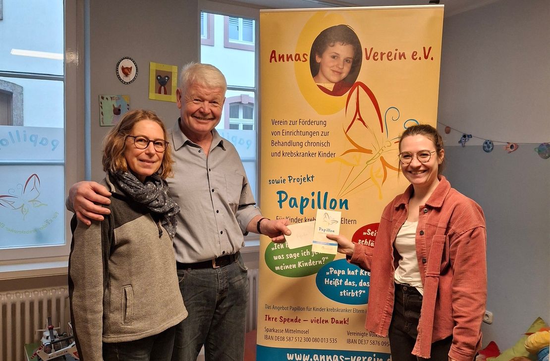 V.l.n.r.: Irene Alff  und Norbert Alff bei der Spendenübergabe mit Calita Mona von Papillon Trier.