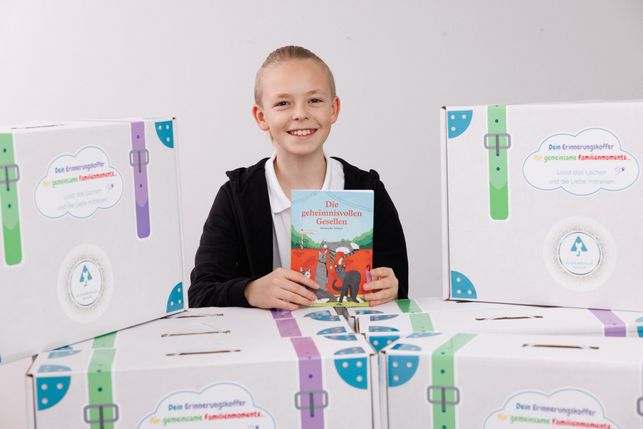 Jungautor Alexander Johann präsentiert stolz sein frisch veröffentlichtes Kinderbuchprojekt.