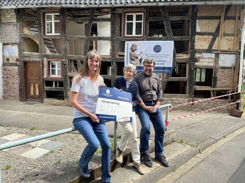 Victoria Schnitzlein (v.li.), Dr. Roswitha Steinbrink und Wolfgang Schmitz bei der symbolische Scheckeübergabe über 80.000 Euro. Dieses Geld soll helfen, den alten Hof aus dem 18. Jahrhundert wieder instand zu setzen.
