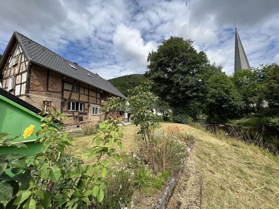 Das klene, krumme Haus am Wasser in Blickweite der Olefer Pfarrkirche.