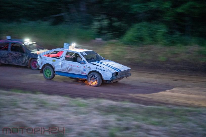 Glühende Bremsscheiben am VW Scirocco der Startnummer 518