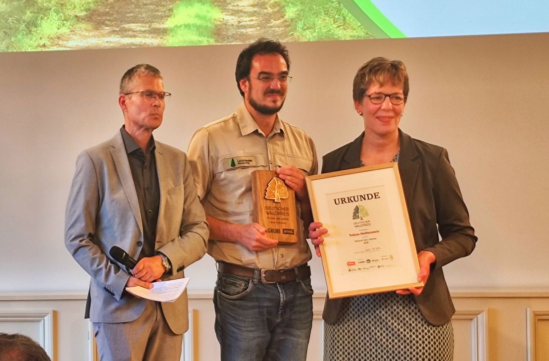 Große Auszeichnung für das Kirner Land: Tobias Helfenstein (Mitte) nahm in Berlin die Trophäe und Urkunde als „Förster des Jahres 2026“ entgegen.