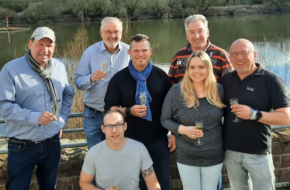 Im Foto von links nach rechts: Frank Weiersbach, Peter May,Thomas Kiessling, Mitte:2 .Vorsitzender Thomas Schwinden, Anna Finkelgrun, 1 .Vorsitzender Peter Finkelgruen, Unten Dominik Fries).