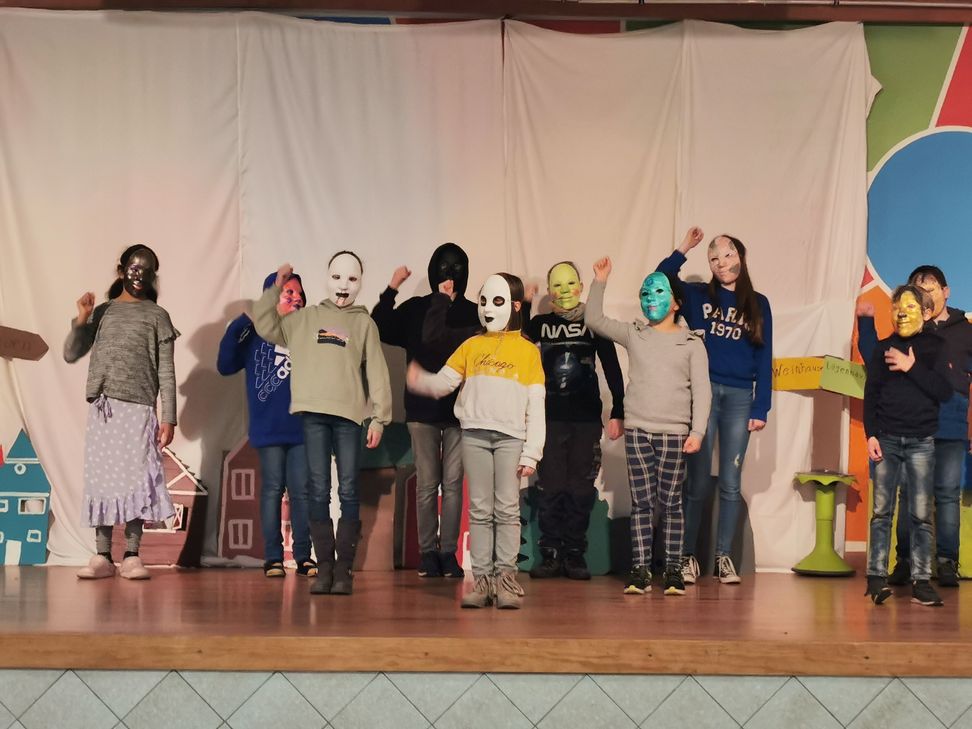 Masken und Schattentheater ist eines von vier Ferienprojekten des Kreises Düren, zu dem 10- bis 14-Jährige nach Kleinhau, Vossenack oder Abenden eingeladen sind.