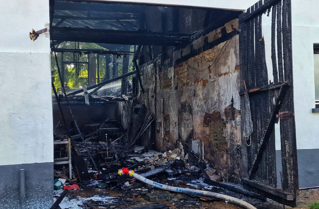 Rund 50 Feuerwehrleute konnten das Übergreifen des Feuers auf das Wohnhaus verhindern.