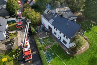 Rund 50 Feuerwehrleute konnten das Übergreifen des Feuers auf das Wohnhaus verhindern.