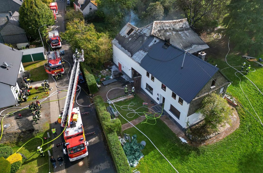 Rund 50 Feuerwehrleute konnten das Übergreifen des Feuers auf das Wohnhaus verhindern.