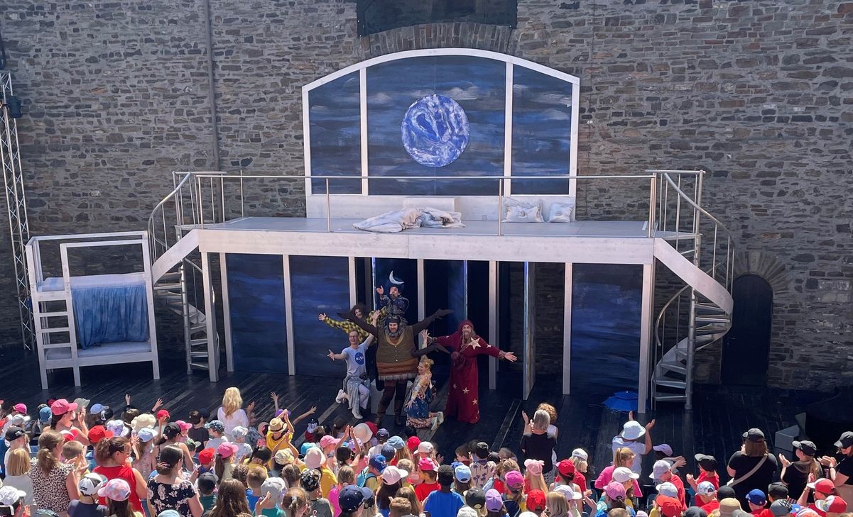 Die evm hat 468 Kinder von verschiedenen Grundschulen aus der Region in das Theaterstück „Peterchens Mondfahrt“ der Burgfestspielen Mayen eingeladen.