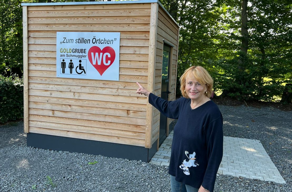 Eine Trockentoilette mit sehr naturnaher moderner Technik steht am Schmugglerdenkmal in Mützenich. Damit wurde auf Initiative von Ortsvorsteherin Jacqueline Huppertz der Service für Touristen im Hohen Venn verbessert.