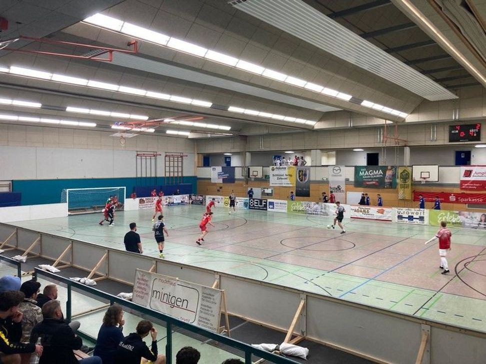 Am Ende war es eine klare Sache.   5:0 besiegte der Rheinlandligaspitzenreiter Mülheim-Kärlich die U19 der TuS Koblenz und sicherte sich somit den Titel beim 11. Offenen Verbandsgemeindeturnier in Mendig.   Viele Tore, faire Spiele und gute Stimmung auf den vollen Rängen zeichnete das Hallenturnier aus. "Wir sind mit dem Turnier rundherum zufrieden." freute sich Mendigs sportlicher Leiter Frank Schmitz.    Nach zwanzig Vorrundenspielen standen die Viertelfinalteilnehmer fest. In der VR Bank Gruppe qualifizierten sich Eintracht Mendig I, TuS Koblenz U19, die SG Weißenthurm und Titelverteidiger SG Andernach. Die SG Mülheim-Kärlich, RW Koblenz, Eintracht Mendig II und TuS Montabaur lösten das Viertelfinalticket in der VG Mendig Gruppe.   Viertelfinale: Eintr. Mendig I : TuS Montabaur 5:4 n.E. TuS Koblenz U19 : Eintr. Mendig II 4:2 SG Weißenthurm : RW Koblenz 2:1 SG Andernach : SG Mülheim-Kärlich 1:2   Halbfinale: TuS Koblenz U19 : Eintr. Mendig I 2:1 SG Mülheim-Kärlich : SG Weißenthurm 2: