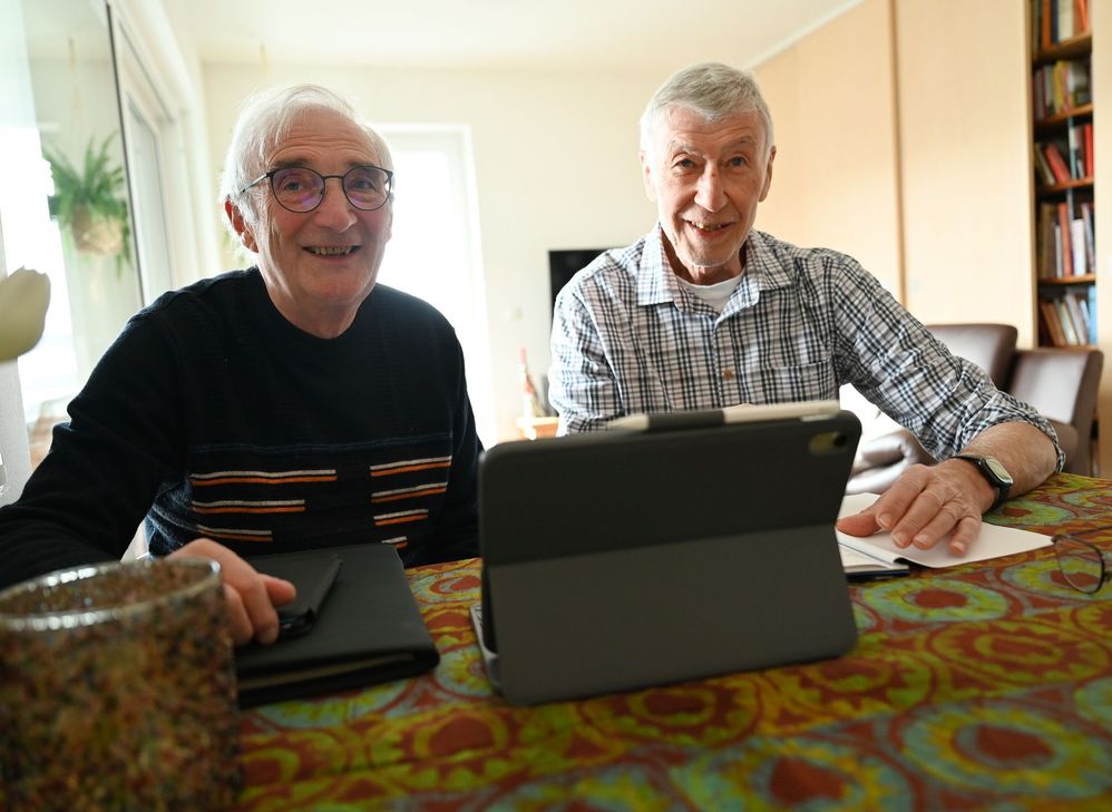 Unlängst besuchten Herbert Stoff (r.) und Georg Gerhards den „WochenSpiegel“-Kolumnisten Manni Lang in seiner Mechernicher Wohnung, um sich mit ihm über die Schreibweise in Eifeler Platt auszutauschen.