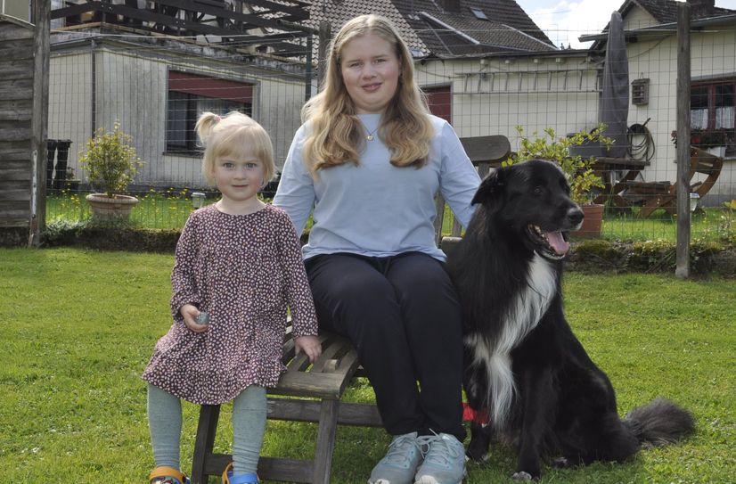Marie, Nele und Hund "Fly" im heimischen Garten. Auch wenn Fly wieder recht munter aus dem Pelz schaut, ist die Gefahr noch nicht ganz gebannt. Die Wirkung von Rattengift ist tückisch.