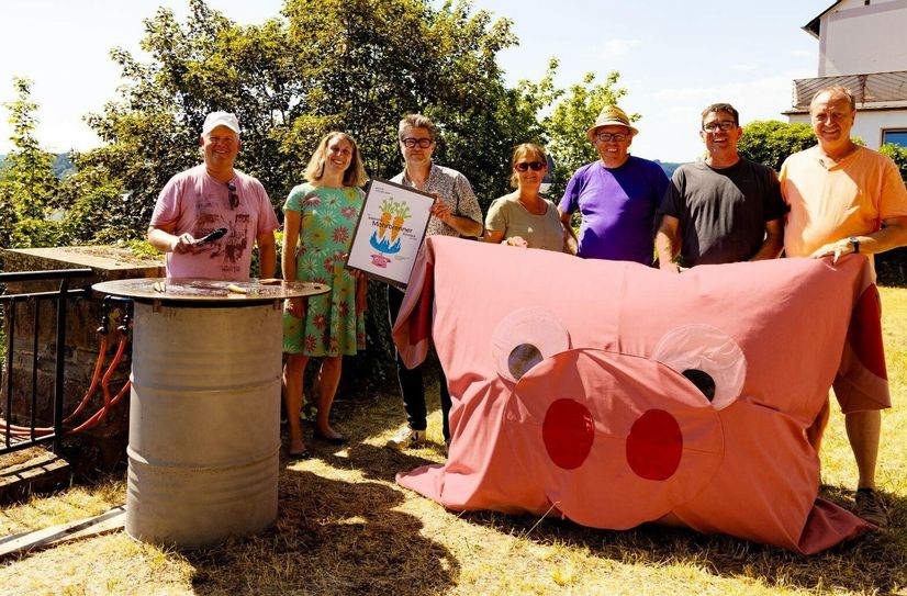 Ausgezeichnet: "Gimme Muur" ist die Initiative hinter der "kleinsten Möhrbrennerkirmes der Welt", die zur diesjährigen Wittlicher Säubrennerkirmes Premiere feierte. Im Bild das Team zusammen mit der Erfinderin der kleinen Biogasgartenanlage Katrin Pütz.