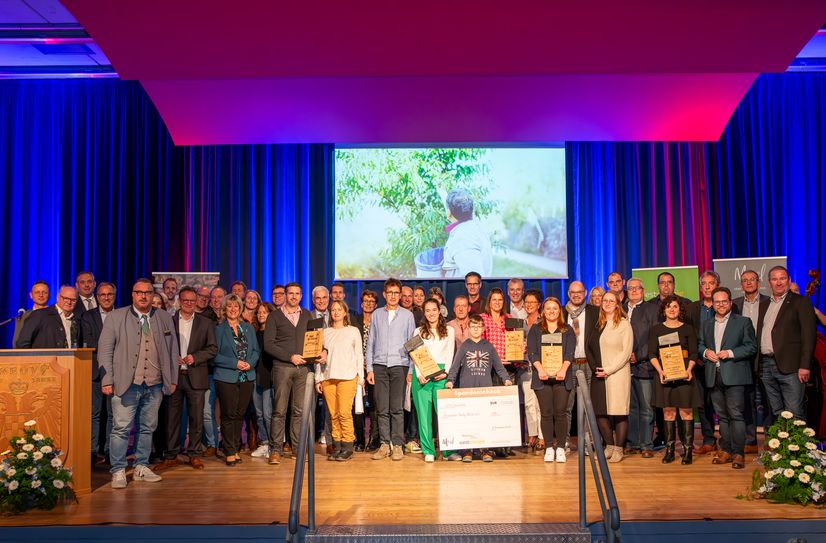 Die #moselhelden 2023. Alle Preisträger wurden in kurzen Filmclips vorgestellt. Die Freude bei den Akteuren über die Auszeichnung mit Trophäe, Urkunde und Scheck war groß und das Publikum belohnte die vorgestellten Projekte mit reichlichem Applaus.