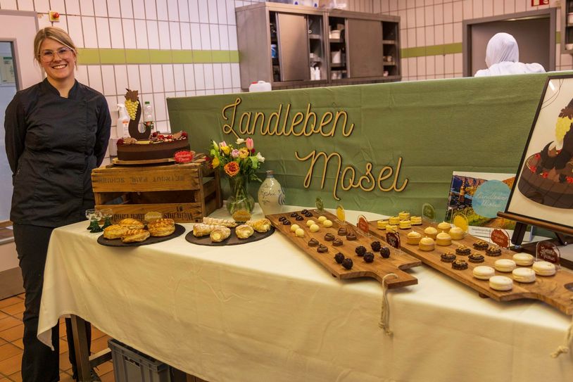 Der Präsentationstisch der Abschlussprüfung mit einigen Kreaktionen von Sophia Eckerskorn.