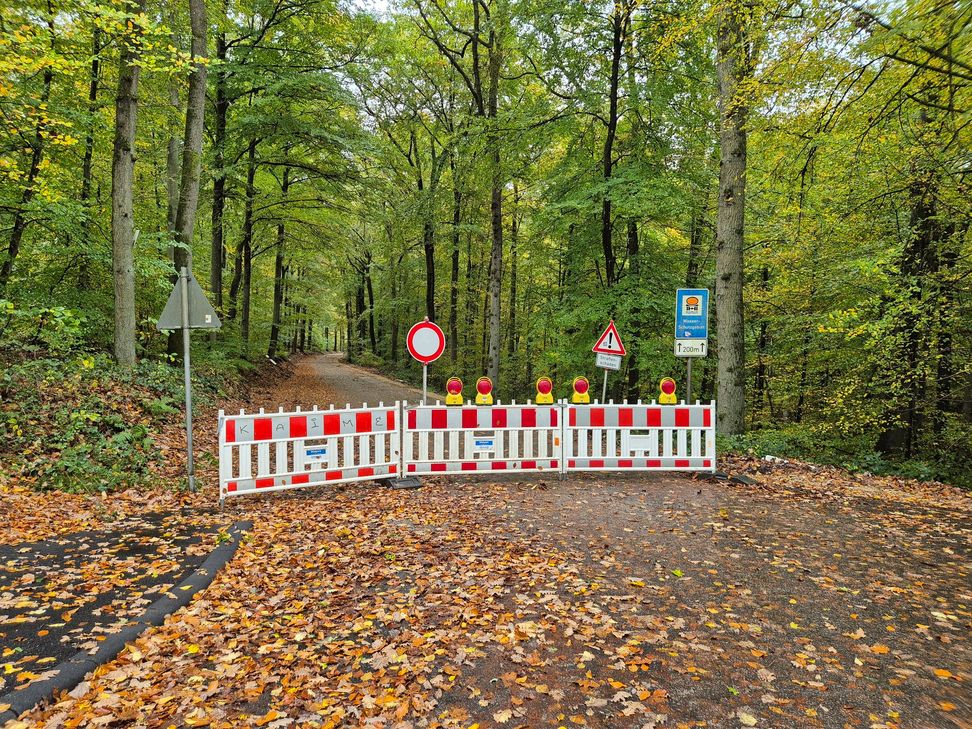 Die Straße ist von der Hinteren und Vorderen Heide aus gesperrt.