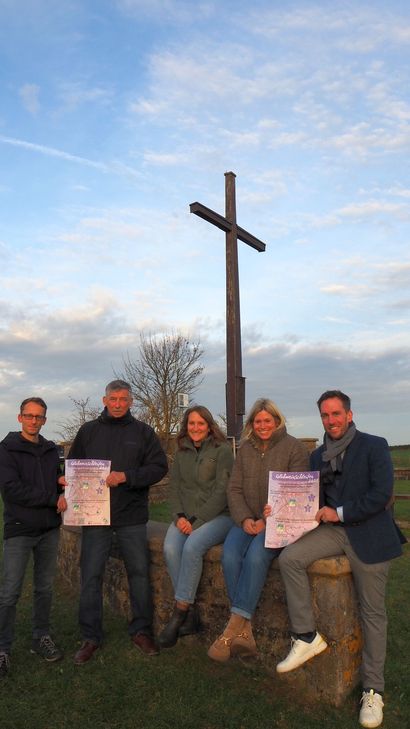 Im Hintergrund sieht man das Friedenskreuz, das auf der Spitze des Hühnerbergs steht.