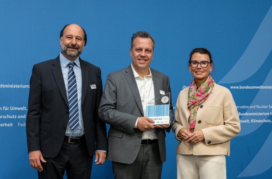 Auszeichnung der Stadt Euskirchen als »Aufsteiger des Jahres« 2026, v.l.n.r.: Marc Gebauer (Sprecher der Initiative Pro Recyclingpapier), Sacha Reichelt (Bürgermeister der Stadt Euskirchen), Parlamentarische Staatssekretärin Rita Schwarzelühr-Sutter.