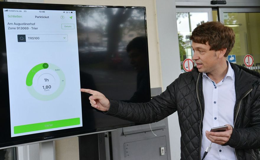 SWT-Projektleiter Frank Vanzetta erläutert am Großbildschirm die Funktionen der Pay-by-Phone-App für die Bezahlung der Parkgebühr mit dem Handy. Foto: Presseamt Trier