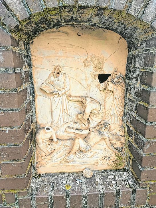 Auf den Kreuzwegen in den Moselgemeinden Bruttig und Ernst waren "Vandalen" unterwegs.