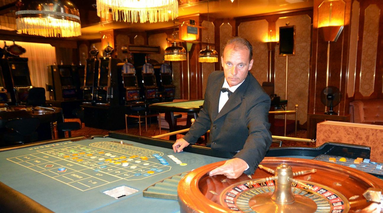 "Roulette", das große Spiel, wird in der Spielbank Trier an zwei Tischen angeboten. Wie hier von Croupier Dietmar Schier ins Spiel gebracht, dreht sich die Kugel an 360 Tagen im Jahr für die Gäste. Hinzu kommen noch über 80 elektronische Spielautomaten. Die Black-Jack-Tische hingegen sind zurzeit wenig gefragt. Foto: Finkenberg