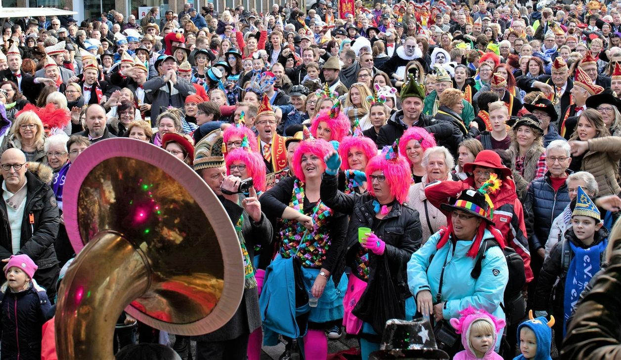 Um 11.11 Uhr wird am Montag, 11.11. wieder traditionell auf dem Trierer Kornmarkt die neue Karnevalssession eröffnet. Schon vorher treffen sich die Narren ab 10 Uhr an der Porta Nigra, um von dort aus in einem Umzug mit Musikbegleitung der Trierer Hofmusikanten durch die Straßen der Innenstadt zum Kornmarkt zu ziehen. Foto: Archiv/Valentin