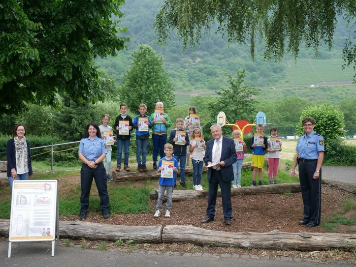 Stellvertretend für alle Drittklässler im Landkreis Cochem-Zell hat Landrat Manfred Schnur die Radfahrprüfungsbücher an die 3. Klasse der Grundschule in Bruttig-Fankel übergeben.