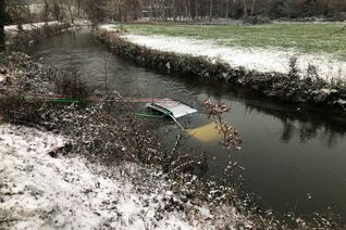 Im Glan landete dieses Auto heute Morgen.