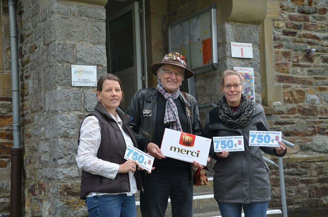 Sonja Conrads, Leiterin der Kindertagesstätte in Kalterherberg, und Maria Winkel, stellvertretende Leiterin der »Arche Noah« in Simmerath, freue sich über die Finanzspritze von Peter Borsdorff für ihre Einrichtungen.