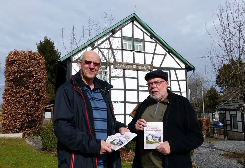 Georg Schruff (l.) Vorsitzender des Heimatvereins und Autor Hans-Jürgen Siebertz präsentieren mit Stolz den neuen Museumsführer für das Lammersdorfer Bauernmuseum:    Foto: Hoffmann