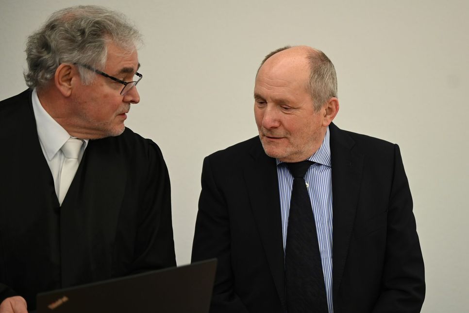 Vor dem Prozess am Koblenzer Landgericht bespricht sich der ehemalige rheinland-pfälzische Finanzminister Ingolf Deubel (r.) im Gerichtssaal mit seinem Anwalt. Foto: Walz