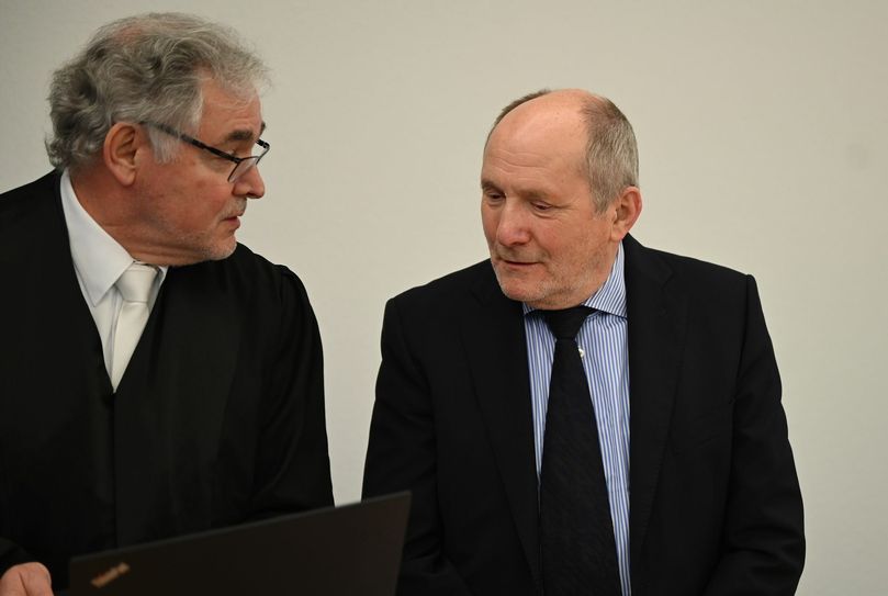 Vor dem Prozess am Koblenzer Landgericht bespricht sich der ehemalige rheinland-pfälzische Finanzminister Ingolf Deubel (r.) im Gerichtssaal mit seinem Anwalt. Foto: Walz