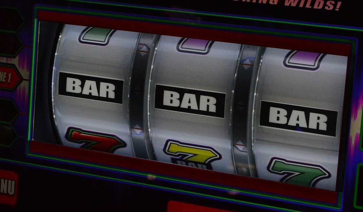 Bei einer Gaststättenkontrolle in Euskirchen wurden Drogen und illegale Geldspielgeräte gefunden. Beispielfoto: Pixabay