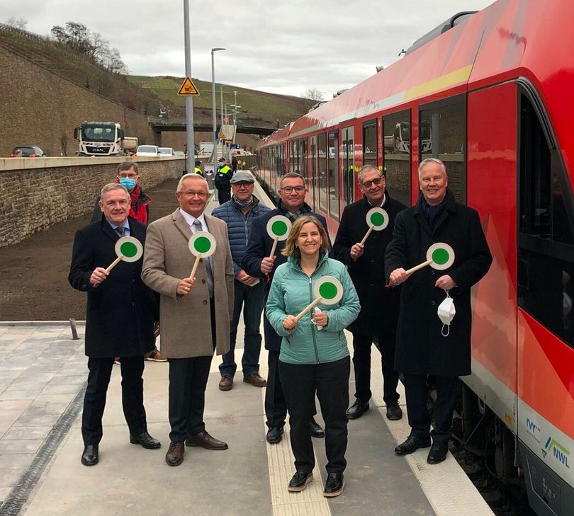 Die Bahnstation »Ahrweiler Markt«, die Katrin Eder (vorne) Mitte Dezember 2021 noch als Staatssekretärin einweihte, soll künftig mit einer Oberleitung ausgestattet werden.