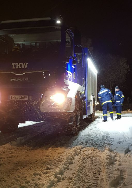Das THW Simmern war gestern auf der B50 nach starken Schneefällen im Einsatz. (Foto: THW Simmern)