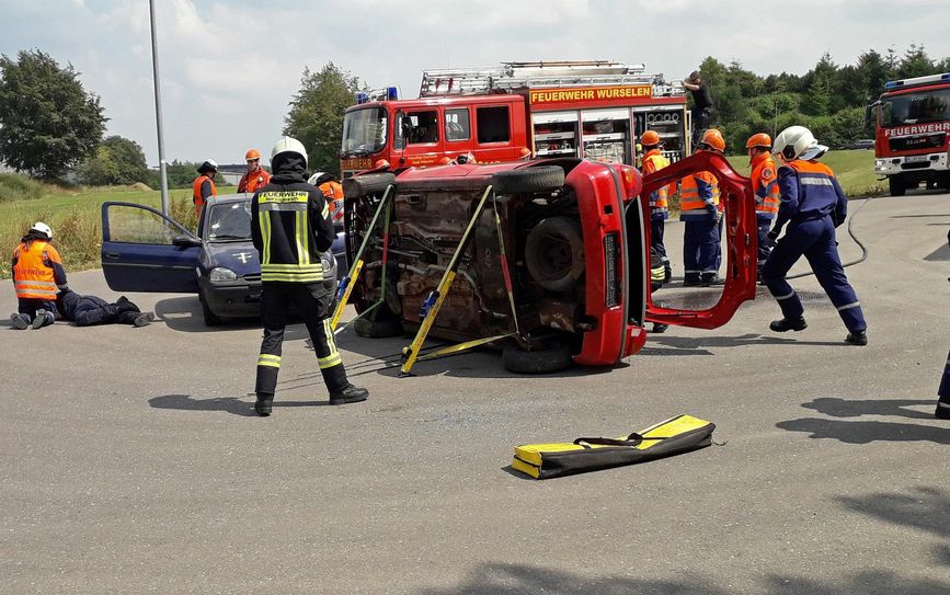 Die Jugendfeuerwehren haben jetzt in Simmerath bei der jährlichen Großübung bewiesen, was in ihnen steckt. Dabei galt es unter anderem bei einem realistisch simulierten Verkehrsunfall mehrere Personen mit hydraulischen Rettungsgeräten aus Unfallfahrzeugen zu befreien. Foto: Ralf Jüsgens, Kreisfeuerwehrverband
