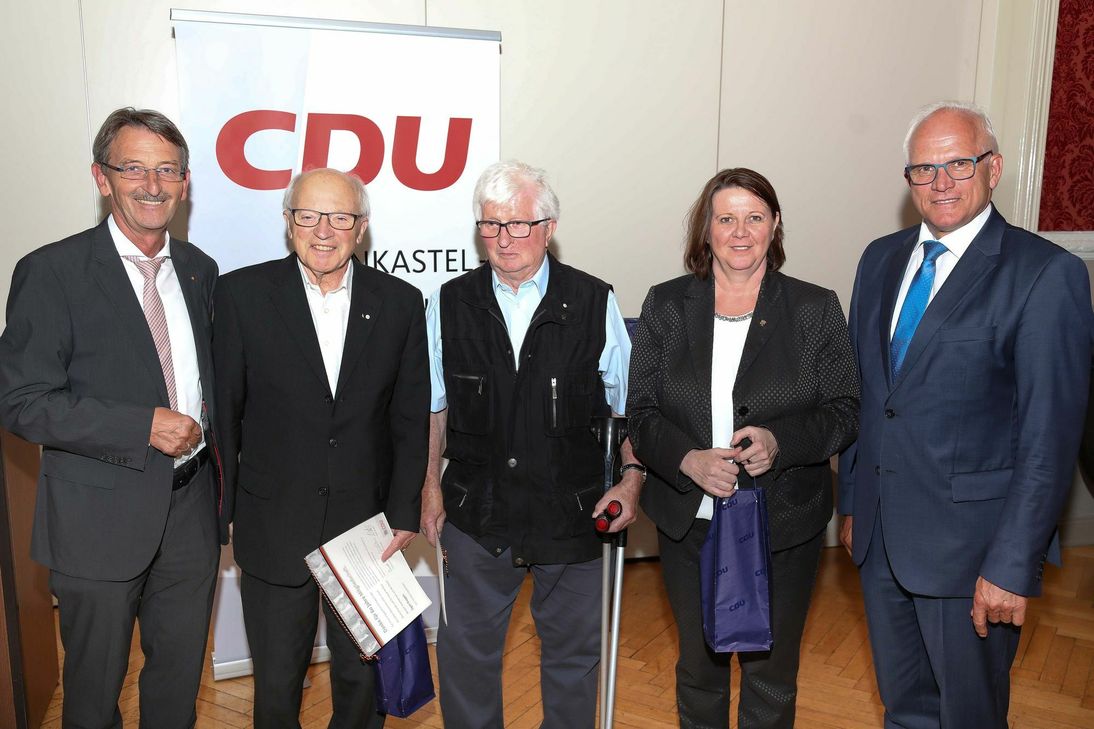 Für 60 Jahre geehrt: Egon Kappes (2.v.l.) und Oswin Schädler (3.v.l.) aus Zeltingen-Rachtig (mit: v.l.n.r. CDU-Kreisvorsitzender Alexander Licht MdL, Landtagsabgeordnete Elfriede Meurer und Bundestagsabgeordneter Peter Bleser). Foto: CDU-Kreisverband