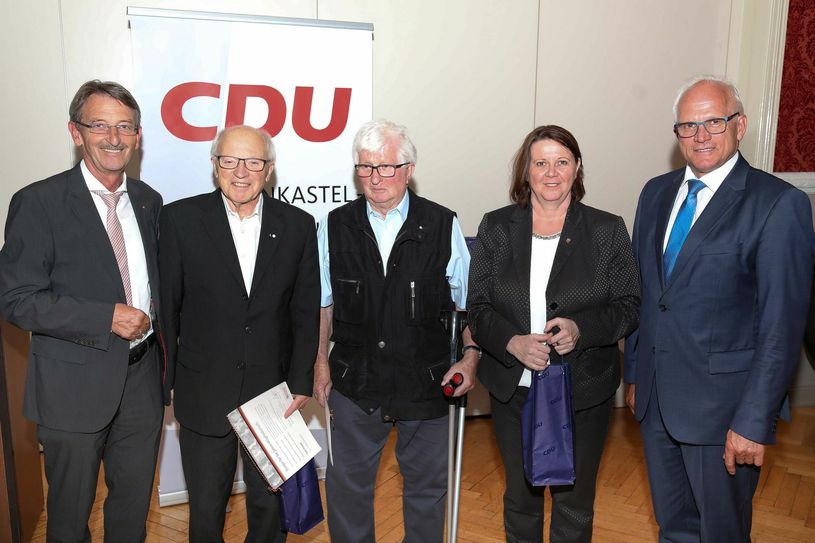 Für 60 Jahre geehrt: Egon Kappes (2.v.l.) und Oswin Schädler (3.v.l.) aus Zeltingen-Rachtig (mit: v.l.n.r. CDU-Kreisvorsitzender Alexander Licht MdL, Landtagsabgeordnete Elfriede Meurer und Bundestagsabgeordneter Peter Bleser). Foto: CDU-Kreisverband