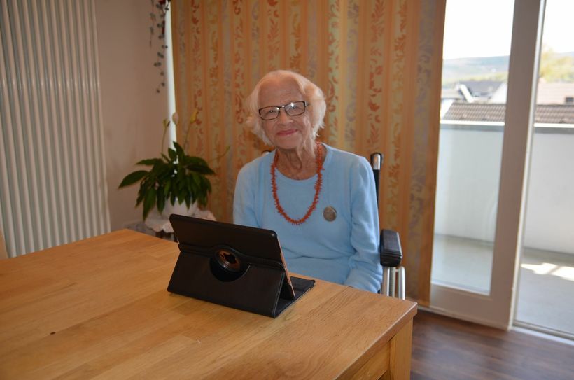 Die Kontaktsperre birgt vor allem für viele ältere Menschen das Risiko, zu vereinsamen. Im Seniorenheim St. Maria-Josef in Bad Neuenahr-Ahrweiler versucht man den Kontakt zur "Außenwelt" über digitale Medien zu halten. Foto: Seniorenheim St. Maria-Josef