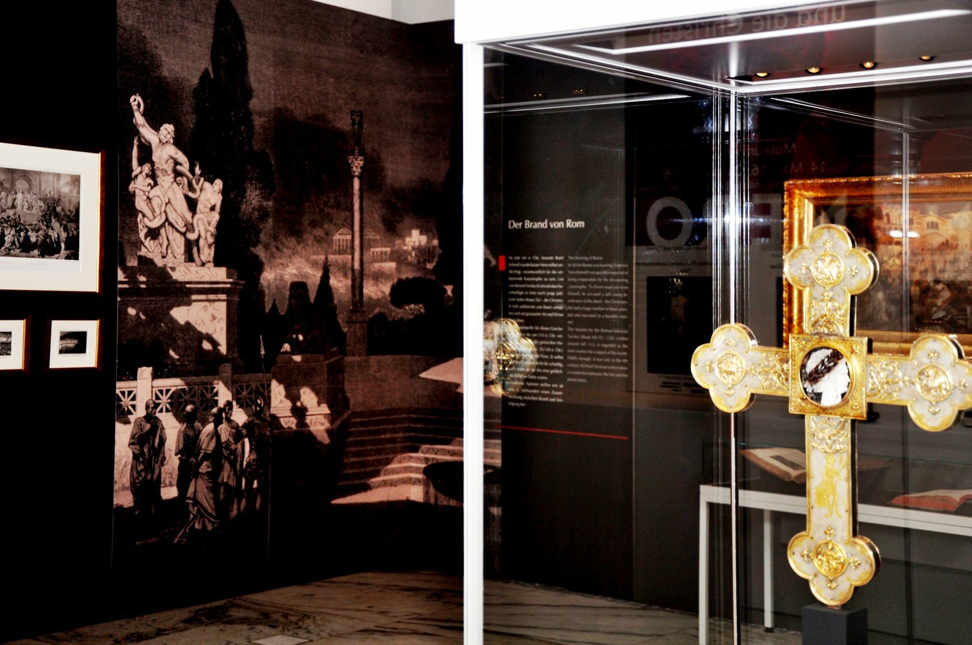 Highlights bei "Nero und die Christen" im Museum am Dom sind das "Spottkruzifix" aus dem Museo Palatino in Rom, die "Trierer Apokalypse" aus der Schatzkammer der Trierer Stadtbibliothek und das Stiftskreuz mit Nero-Bildnis aus dem Mindener Domschatz. Foto:  Museum am Dom Trier