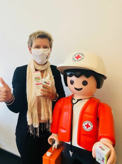 Anke Marzi, Vorstandsvorsitzende des DRK-Landesverbandes Rheinland-Pfalz, mit den Sebamed Pflegeprodukten.