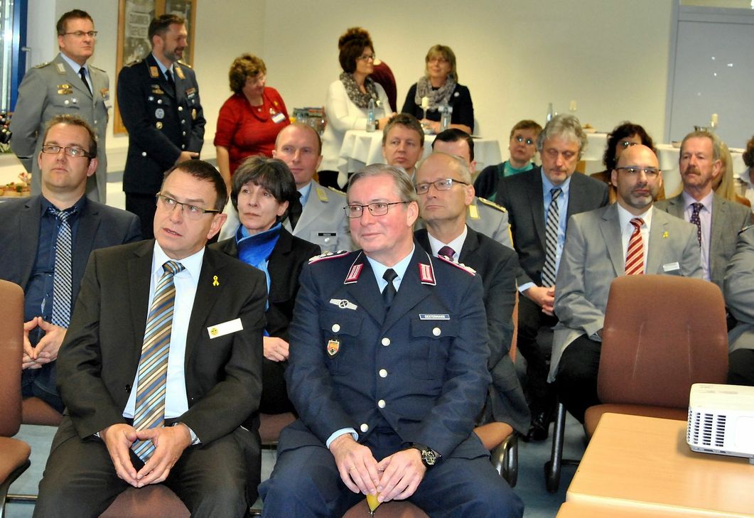 Im Beisein geladener Gäste, darunter auch der Mechernicher Bürgermeister Dr. Hans-Peter Schick und Erster Beigeordneter Thomas Hambach, wurde das Familienbetreuungszentrum in den Räumen der ehemaligen Bundeswehr-Fahrschule eröffnet. Foto: Renate Hotse/pp/Agentur ProfiPress
