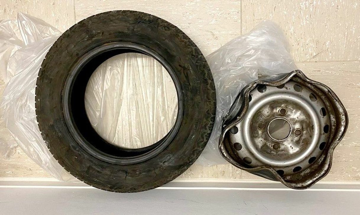 Dieser Reifen mit Felge lag auf den Schienen. Jetzt sucht die Bundespolizei nach den Tätern. Foto: Bundespolizei