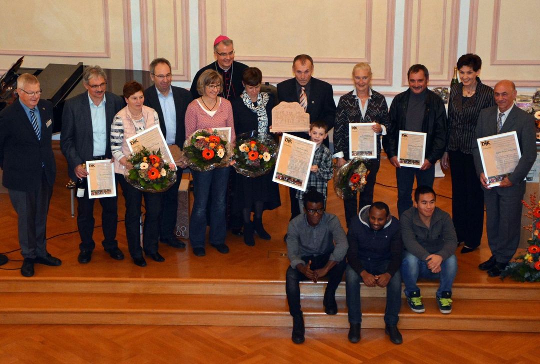 Weihbischof Jörg Michael Peters (Mitte) ehrte die Preisträger. Foto: Bistum