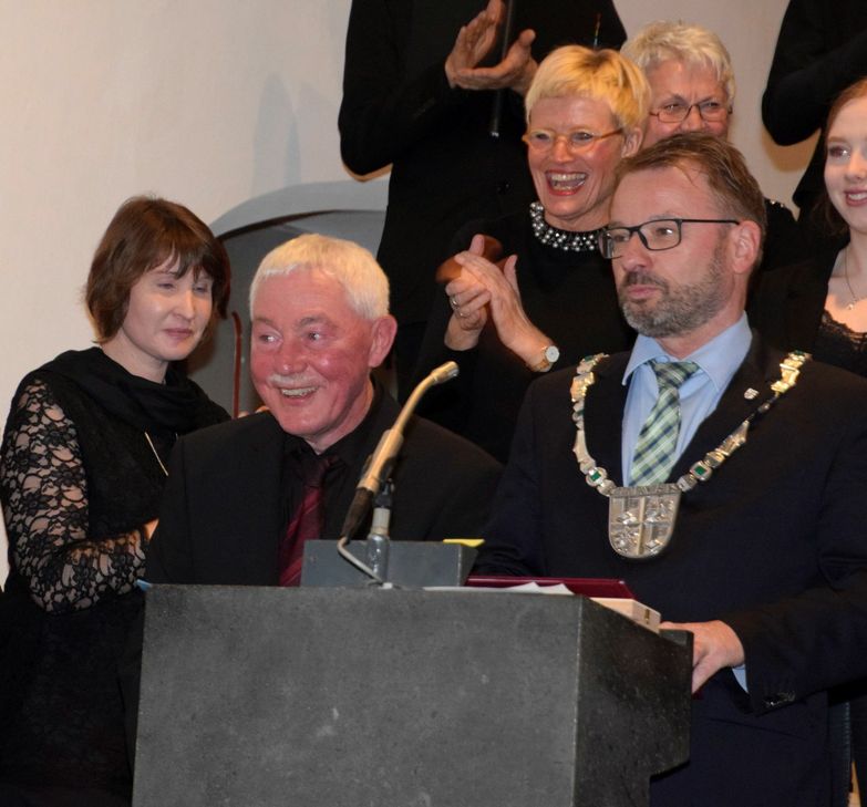 Wolfram Strehle (links) bekam von Oberbürgermeister Wolfgang Treis die Goldene Ehrennadel der Stadt Mayen verliehen.